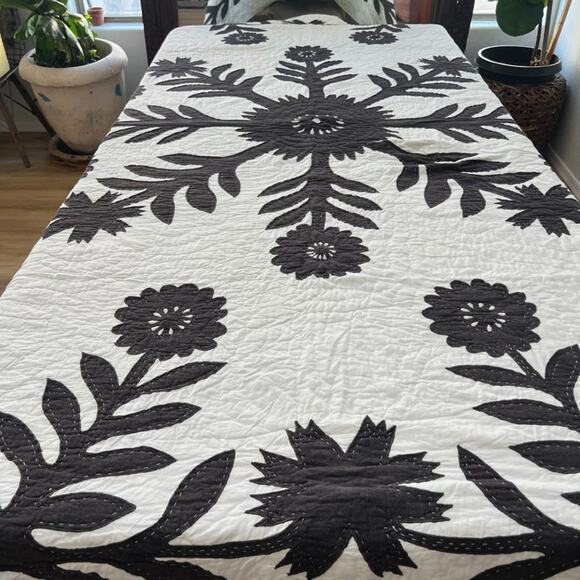 Pottery Barn Lilo Handcrafted Cotton Quilt Black White King/Cal. King 95"x107" - Picture 1 of 16